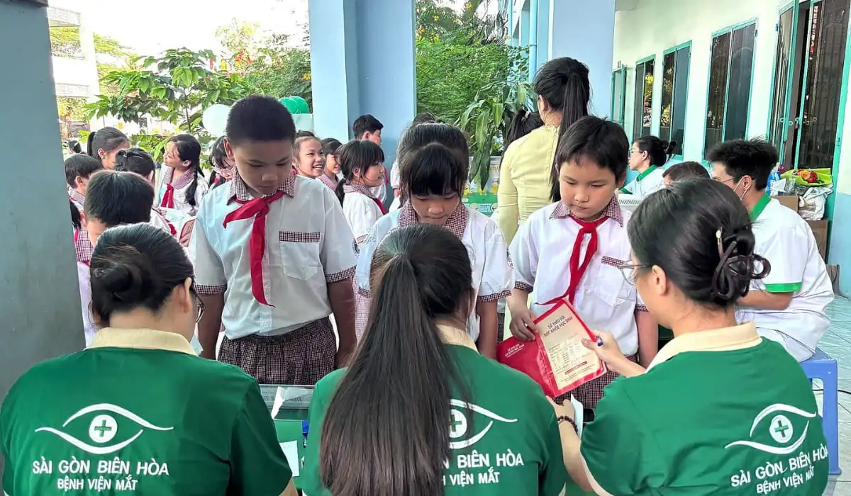 Khám mắt hơn 800 học sinh trường TH-THCS Hiệp Hòa