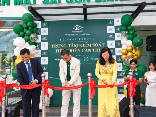 Đại diện Ban lãnh đạo Bệnh viện Mắt Sài Gòn Biên Hòa cùng đại diện Trường TH-THCS Hiệp Hòa thực hiện nghi thức cắt băng, đánh dấu Trung tâm Kiểm soát Tiến triển Cận thị chính thức đi vào hoạt động.